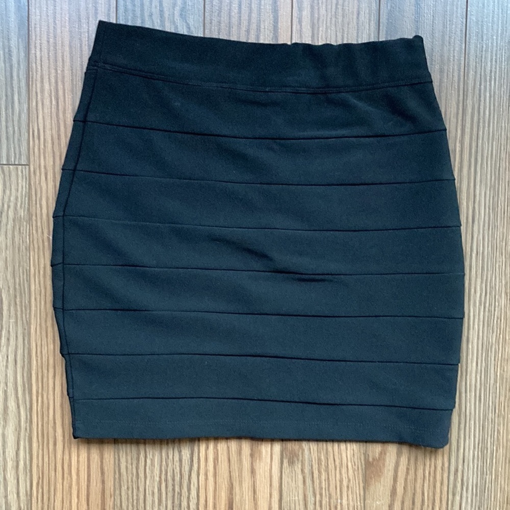 DYNAMITE Classic black mini skirt size small - Picture 4 of 8